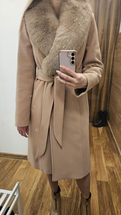 Чисто ново палто от кашмир с вълна и естествена кожена яка