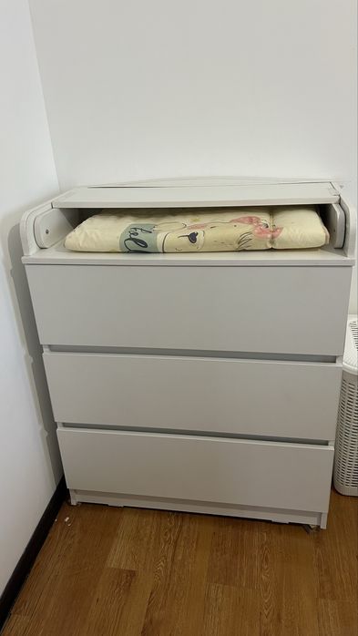 Детская кроватка и комод