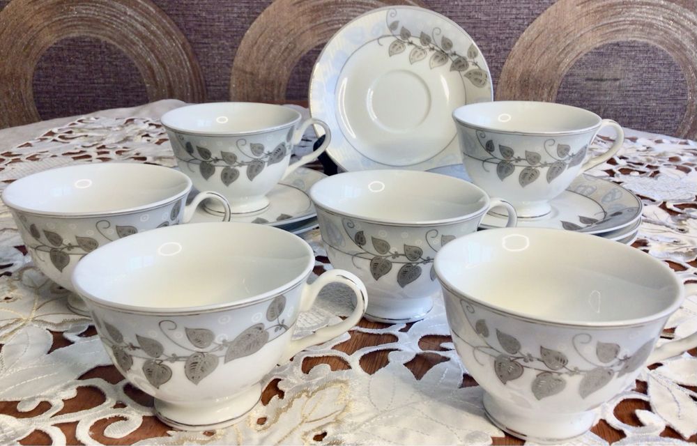 Сервизы, чайные наборы.