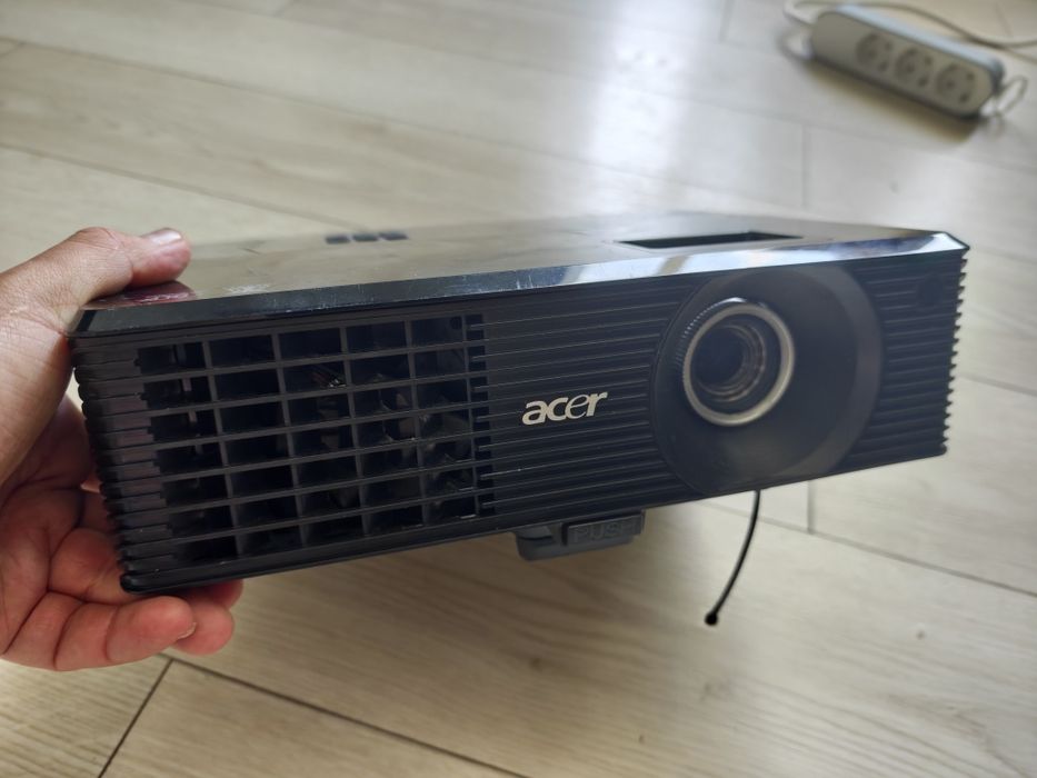 Proiector Acer  cu cablu VGA a fost folosit foarte puțin în sala de co
