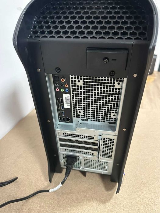 Нов Alienware Aurora R13 i5-12400K/16GB/512GB+1TB/RX 6700XT 12GB