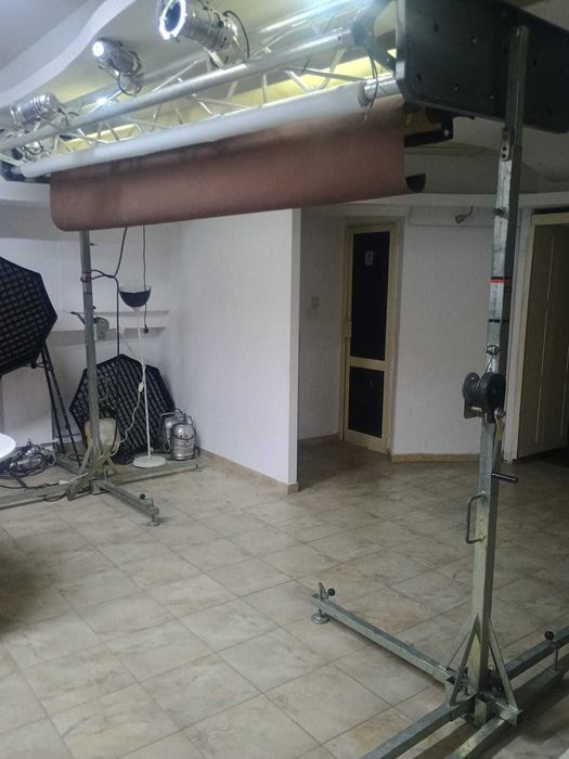 Inchiriez Sistem profesional pentru 10 fundaluri studiou foto pe role + stative Manfroto la 4 m si traversa lumini 3 m