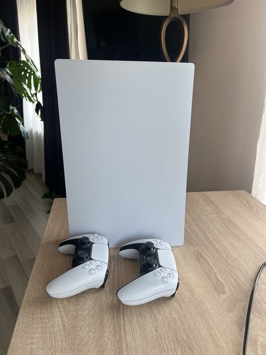 PS5 + doua controllere in stare excelenta