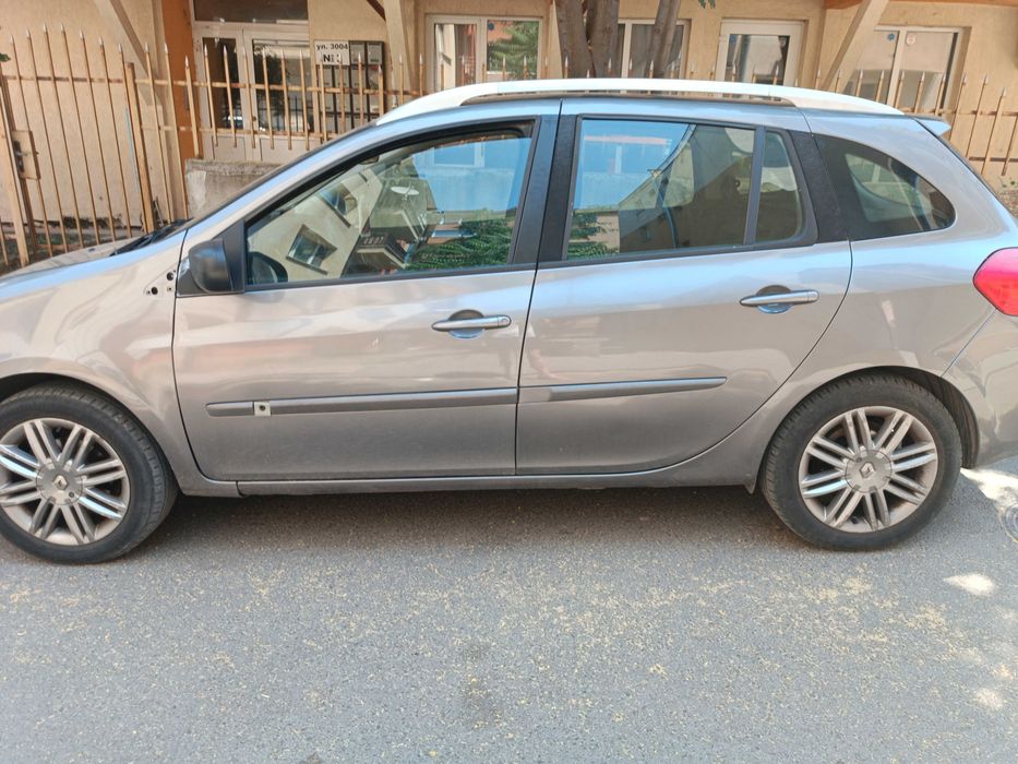Продавам лек автомобил Рено Клио сив цвят цена 2500ЕВ.тел за връзка 0899953122.наско от гр София