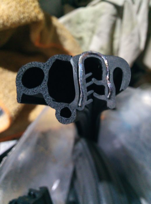 Уплотнители дверей .