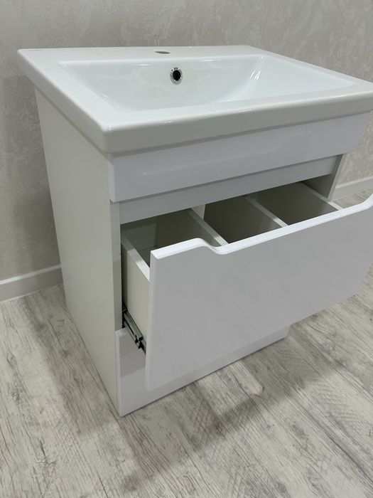 Продантся раковина со шкафчиком .