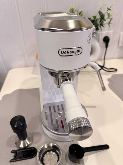 Кофеварка рожковая De’Longhi Dedica Duo EC890.WI