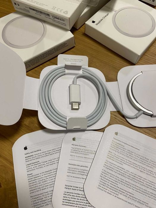 Apple iPhone MagSafe Charger/Безжично зарядно