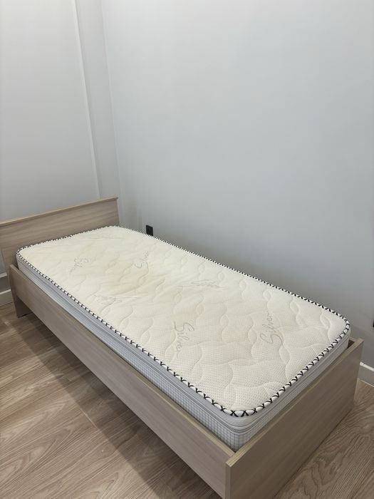 Кровать вместе с матрасом