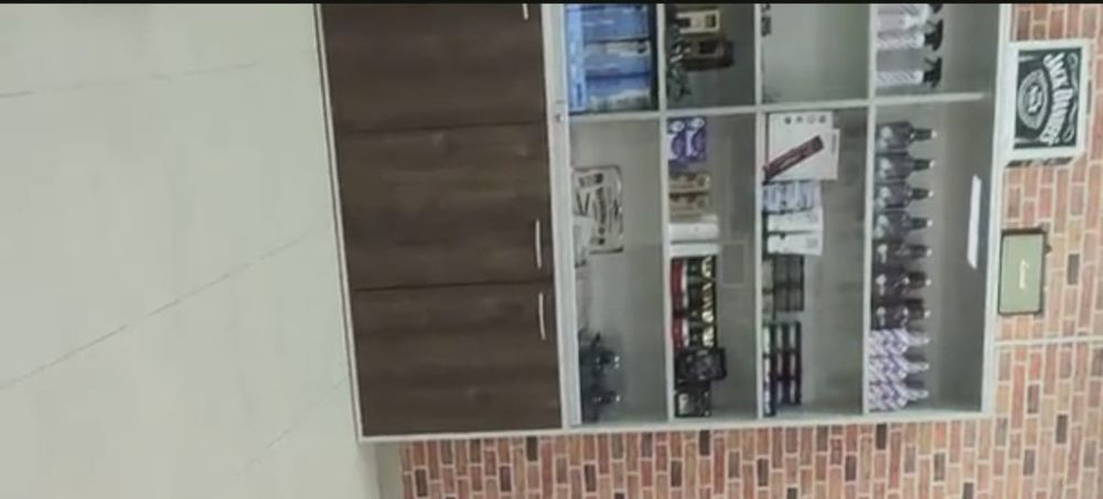 Магазински шкаф с витрина