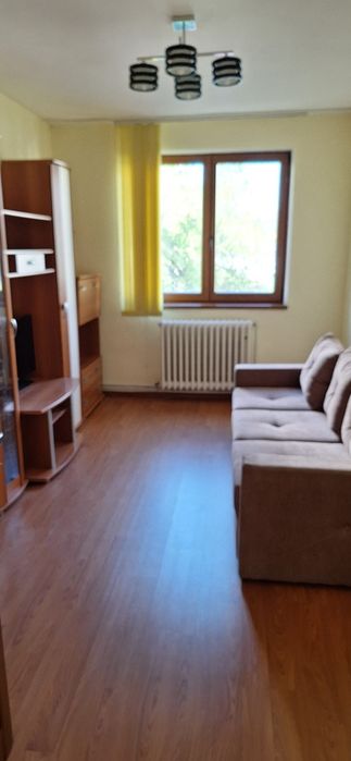 inchiriez apartament cu 4 camere - zona Spitalu