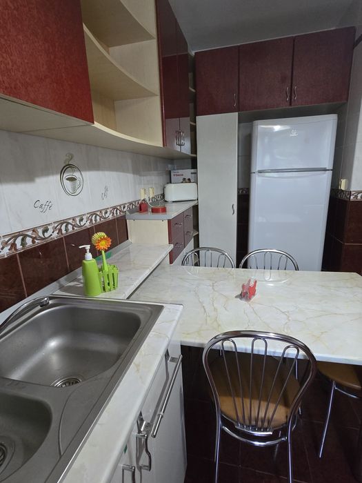 Mobilă bucătărie completă + masă și 6 scaune – foarte bine întreținută