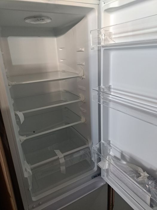 5 г.Гаранция нов хладилник с фризер  GRENTO RF421