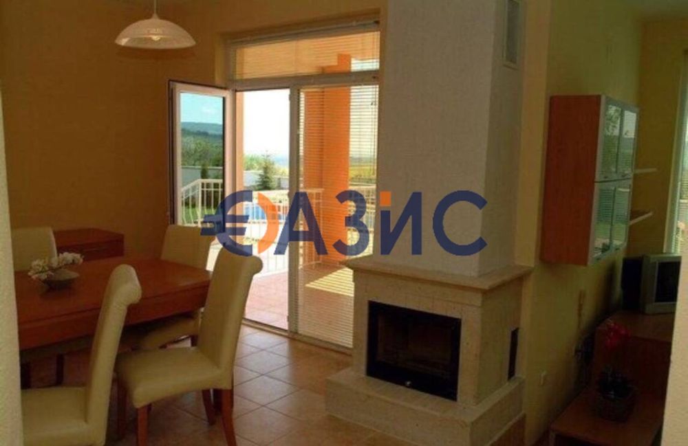 Осем двуетажни къщи в село Рогачево, Балчик, близо до Албена, площ на