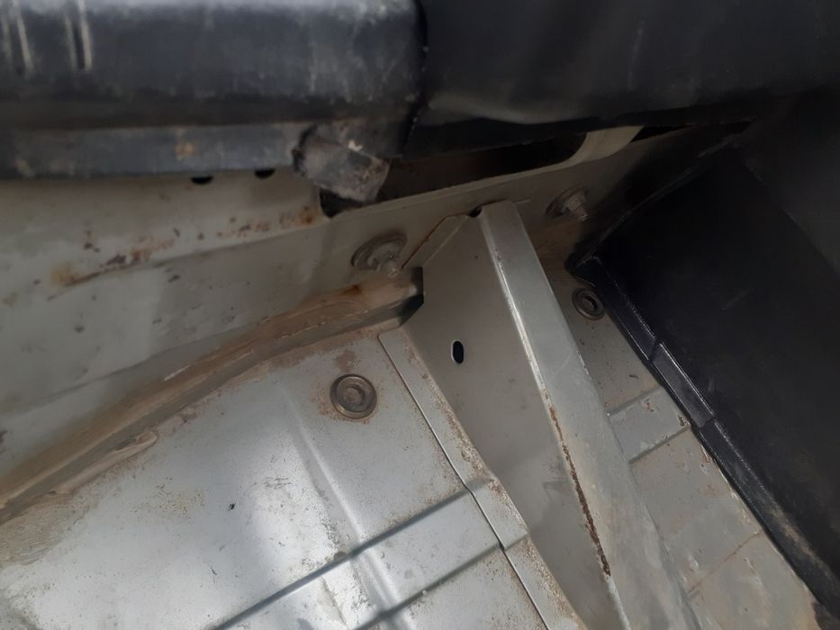 Toza eshigida bor kraska zangi