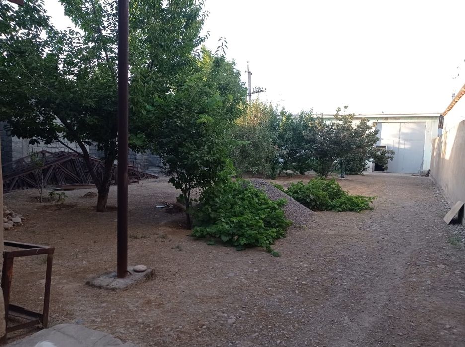 Продается 2-х этажный дом и одноэтажное здание.