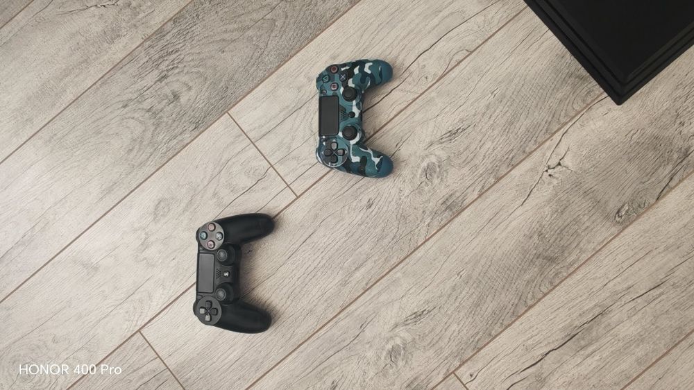 Playstation 4 pro 1 TB +2 контролера  + 10 игри