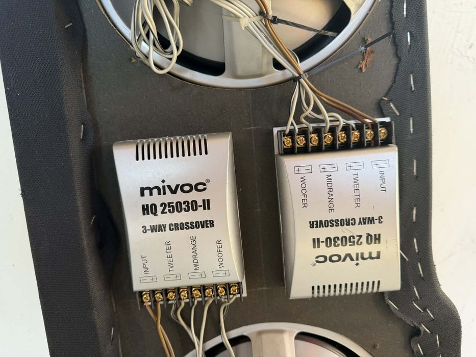 Vând boxe pentru masina