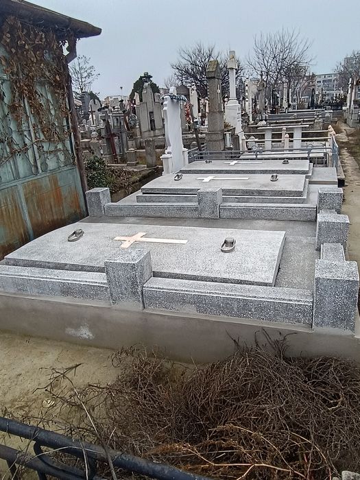 CAVOURI de Vânzare cu 2 sau 4 locuri,Cimitirul Sf Gheorghe, DROBETA