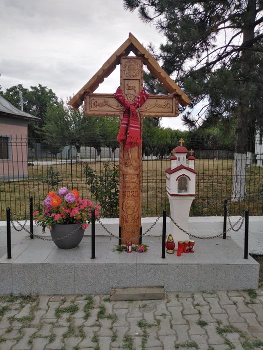 trouta sculptata manual pe  lemn  de stejar