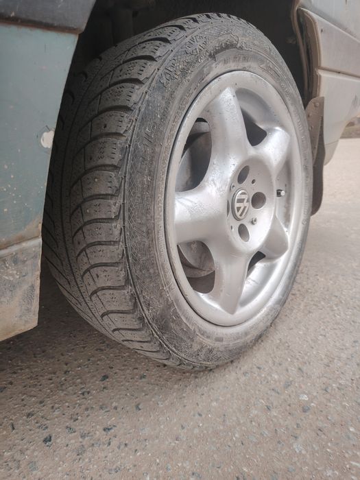 Продам два диска на 15 титанки с резиной вместе