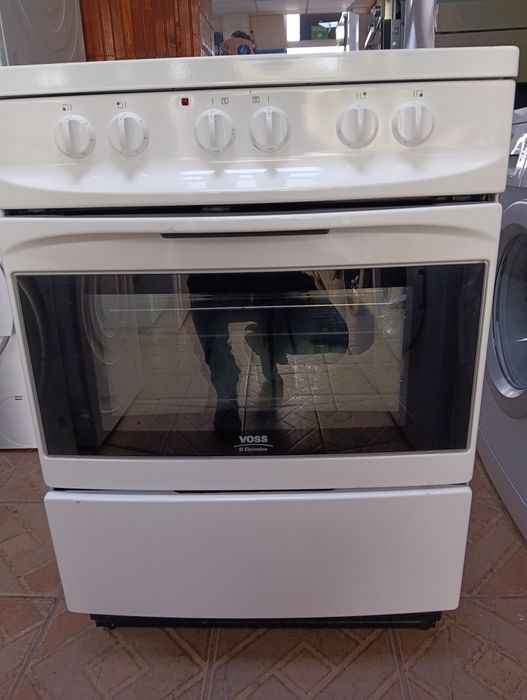 Свободно стояща печка с керамичен плот VOSS Electrolux 2 год.Гаранциия