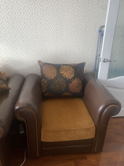 Раскдадной диван и кресло