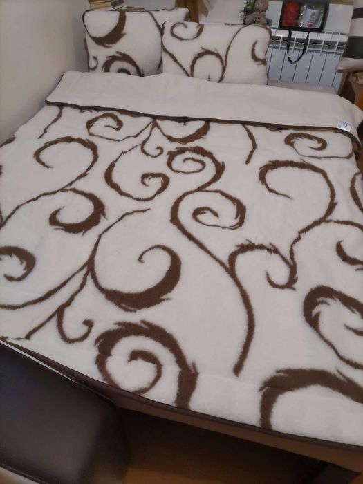 вълнена завивка и две възглавници