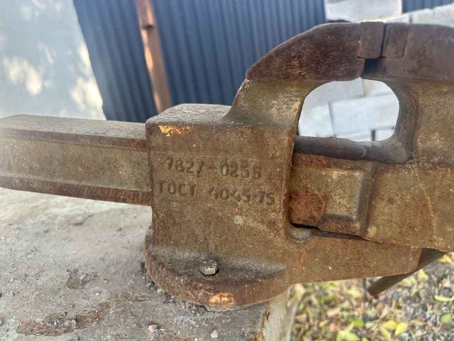 Тиски со столом бу