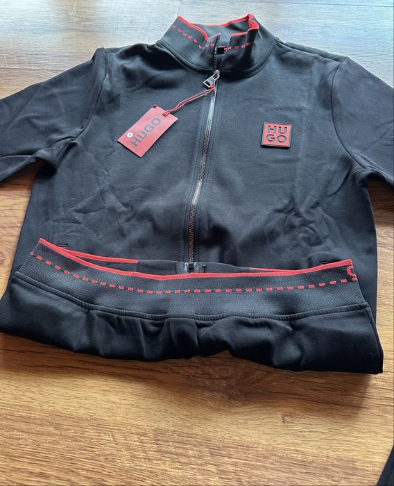 Мъжки,памучен,черен екип Hugo BOSS с гумирано лого и ципове на джобове