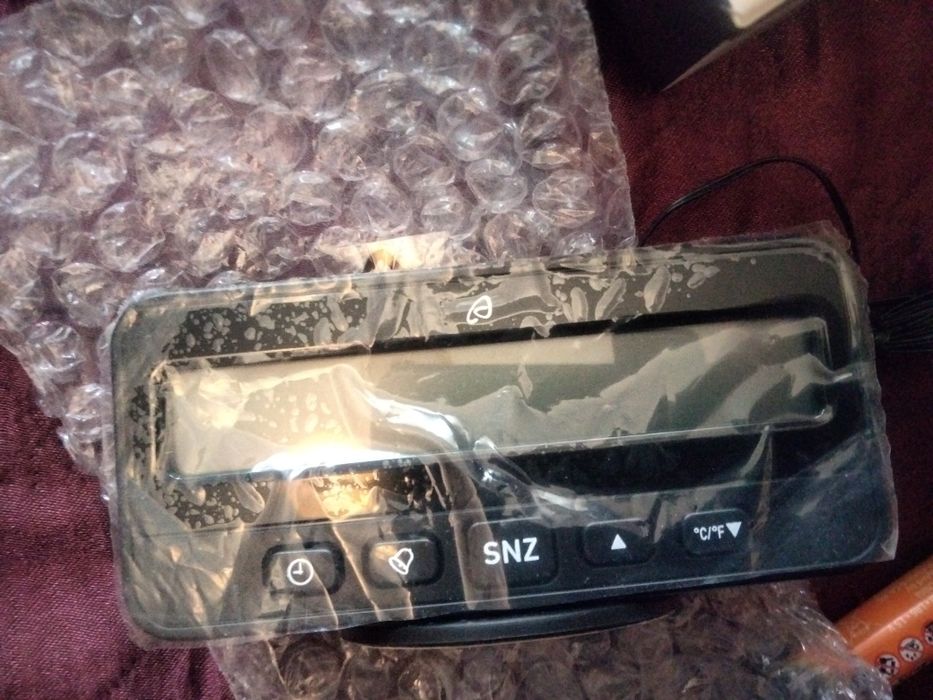 Авточасовник с термометър