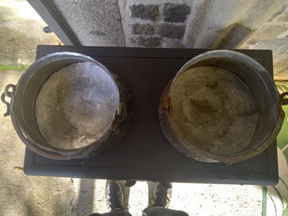 Продавам две идентични менчета много стари калайдисани за кобилица