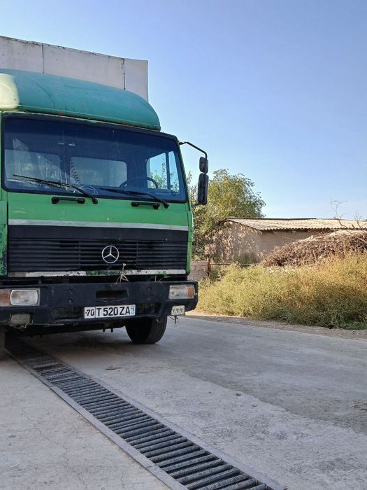 Mersedes bena mashina yurib turibdi