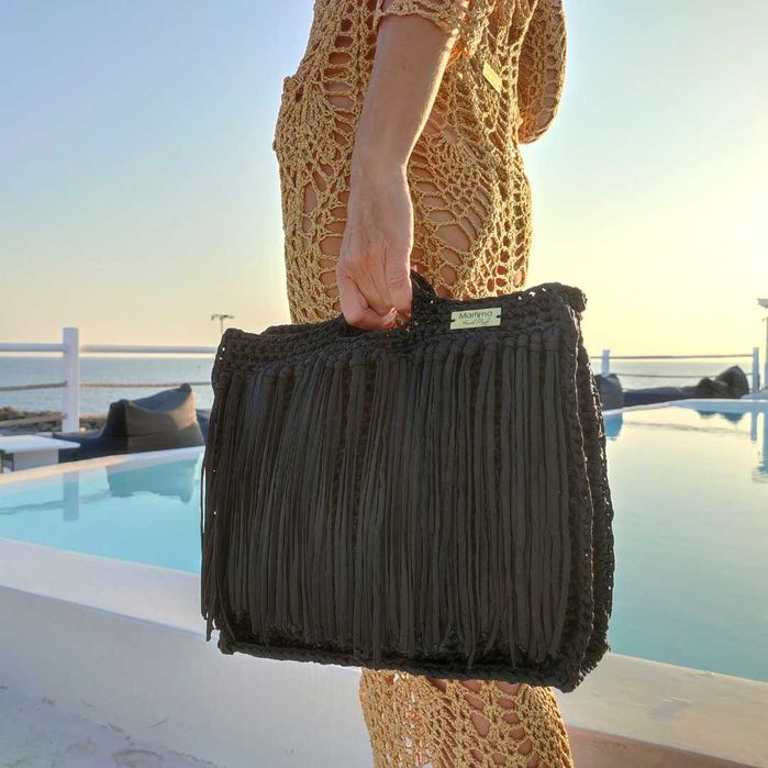 Черна ръчно плетена чанта с ресни – за плаж или ежедневие
