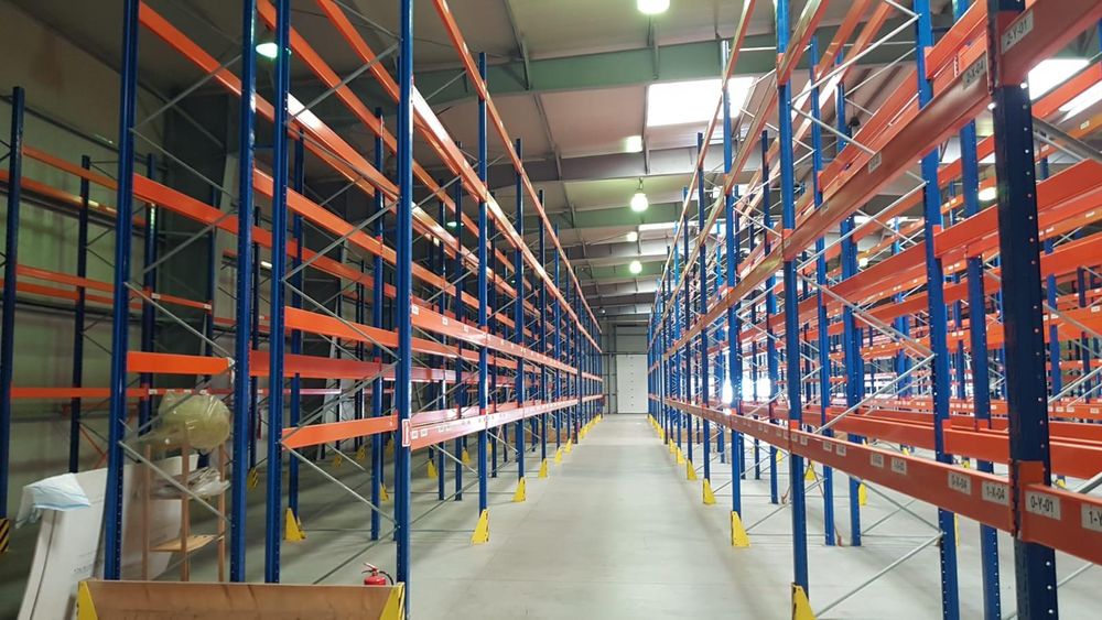 Rafturi metalice reglabile pentru depozitare