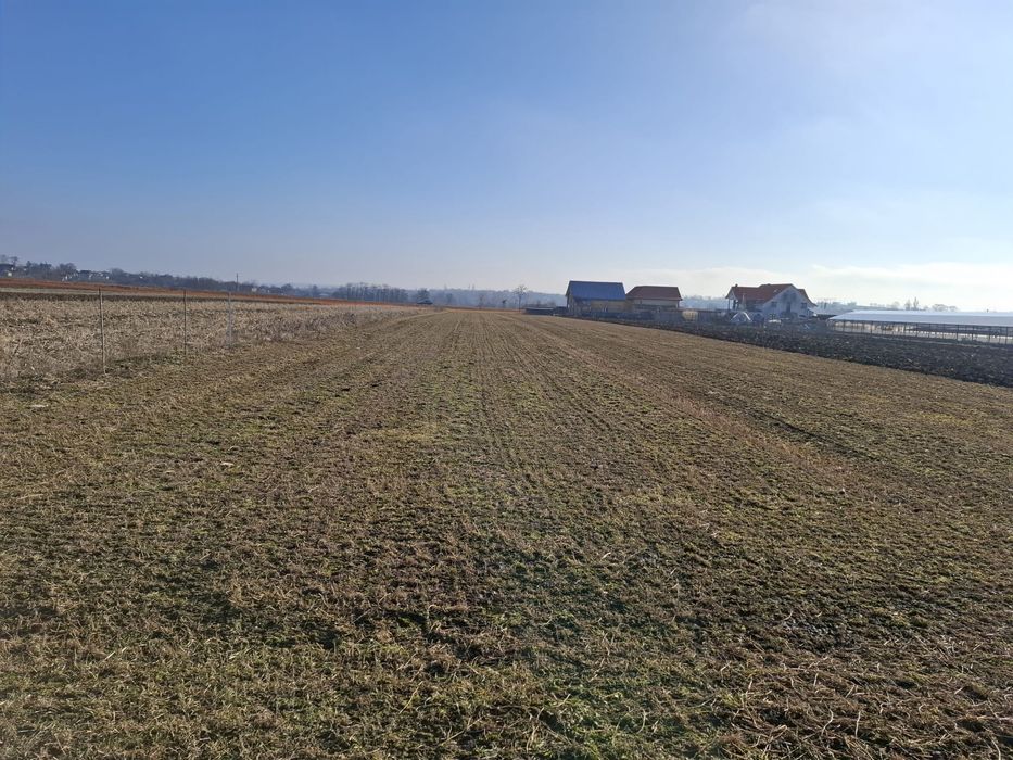 Vând teren extravilan - intravilan 4500 mp2