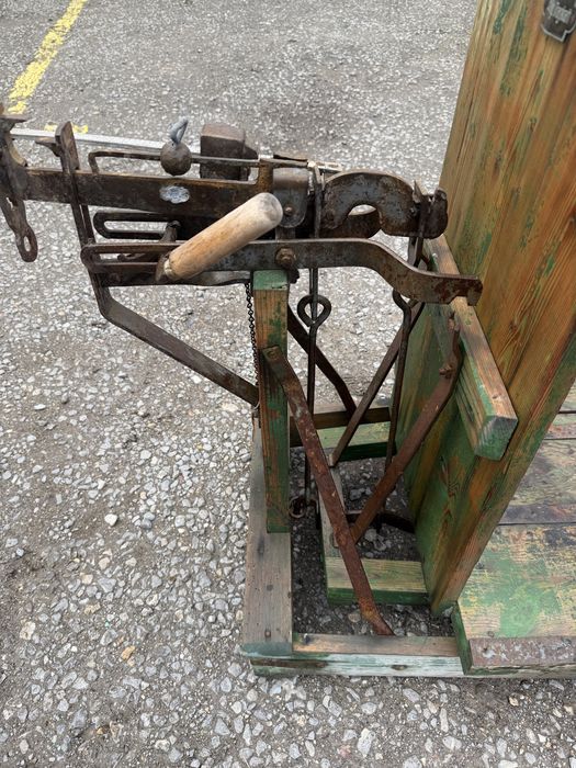 Стара механична платформена везна – ретро индустриален стил