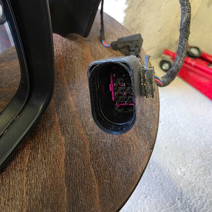 Продавам ляво огледало за Фолксваген UP