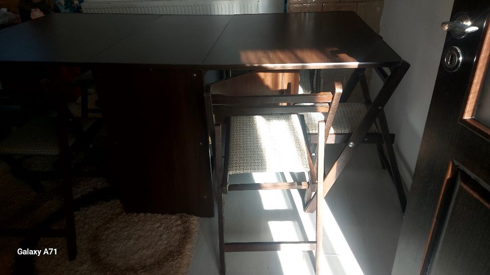 Masa mare, de 8 persoane, pliabilă.