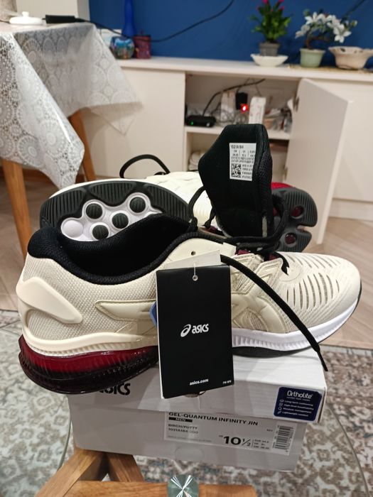 Продавам нови супер Асикс маратонки 44,5 гел  цена 200 лв