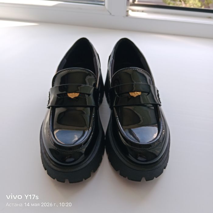 Лакированный лофер  от Zara.   размер 35
