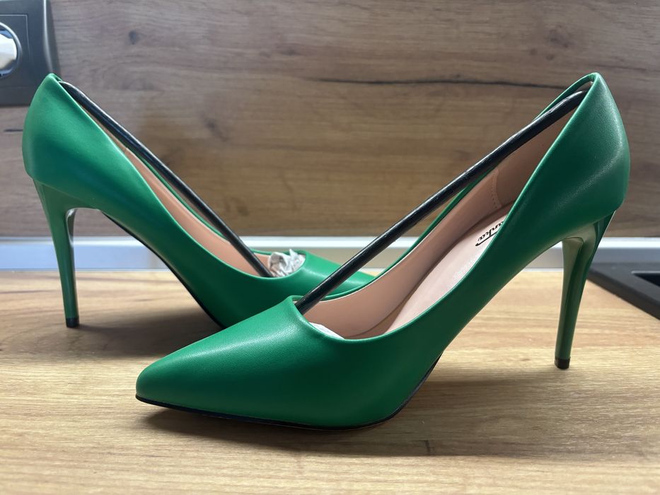 Зелени обувки на среден ток