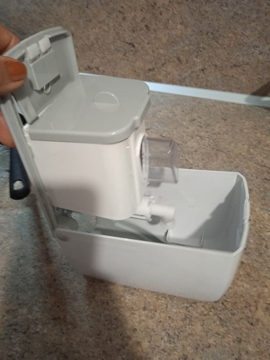 Стенен диспенсър за течен сапун