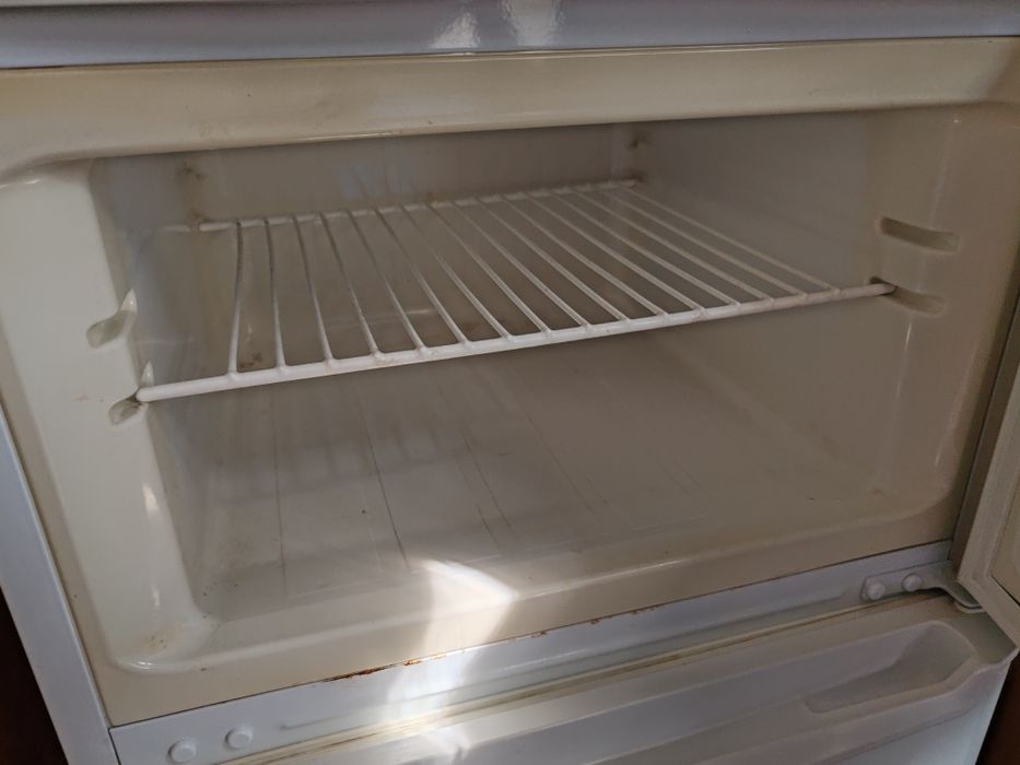 Рабочий холодильник indesit