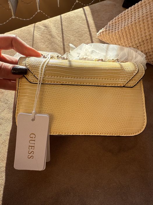 Жълта чанта на  Guess