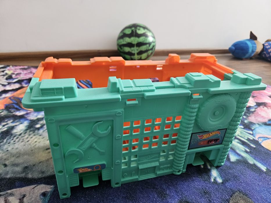Camion, pista sI garaj Hotweels