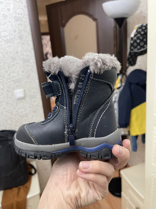 Продам детские ботинки зимние