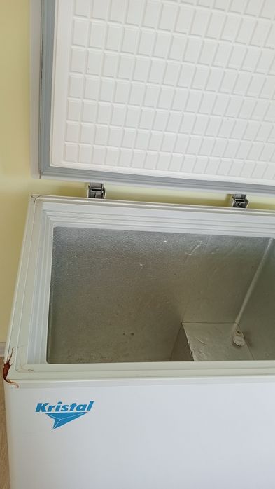 Продам морозильную холодильник ,210 литр,не работает