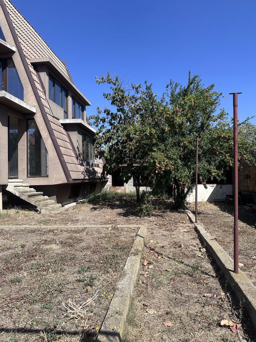 Масивна къща с дворно място