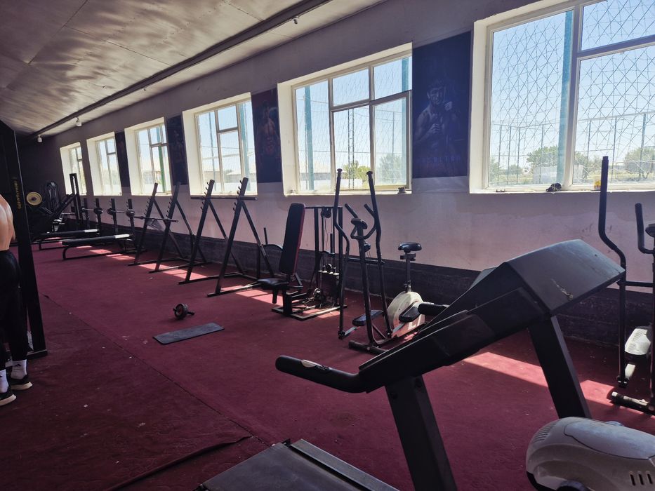 Hamma narsasi bilan. Oynalari barlari ventilyatorlari . Gilamlar daroj